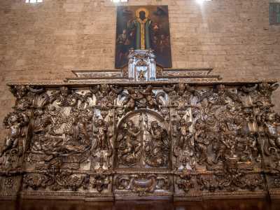 Nel transetto destro, sormontato dalla tela ad olio di San Nicola nero, si erge lo splendido Altare del Patrocinio: una cattedra trecentesca che nel 1684 fu ridisegnata dagli orafi napoletani Ennio Avitabile e Domenico Marinelli su lamine d�argento